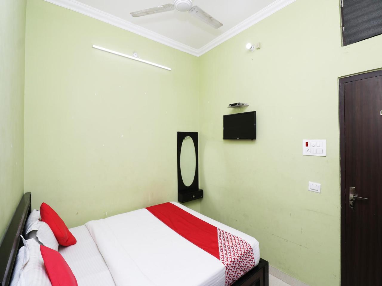 Capital O 11480 Hotel Blue Star Varanasi Dış mekan fotoğraf